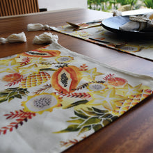  Camino de mesa Frutas Colombianas es un textil elaborado en colaboración con Danny Karva, diseñado exclusivamente para Celestial Home. Inspirado en nuestras exóticas frutas colombianas. Contiene una etiqueta semilla que puedes sembrar.