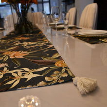  El Camino de mesa Lily Garden está inspirado en los paisajes florales y sus aromas, es un hermoso estampado que combina perfectamente en la mesa.